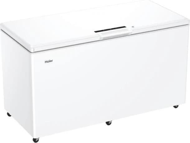 Congelatore a pozzetto Haier HCE520E bianco con il coperchio chiuso e le ruote, fotografia ufficiale