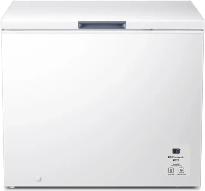 Congelatore a pozzetto Hisense FC321D4AWLE bianco con il coperchio chiuso, fotografia ufficiale