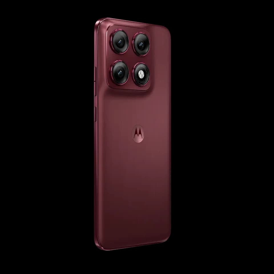 Motorola edge 70 pro PANTONE Zinfandel, vista posteriore angolata ufficiale