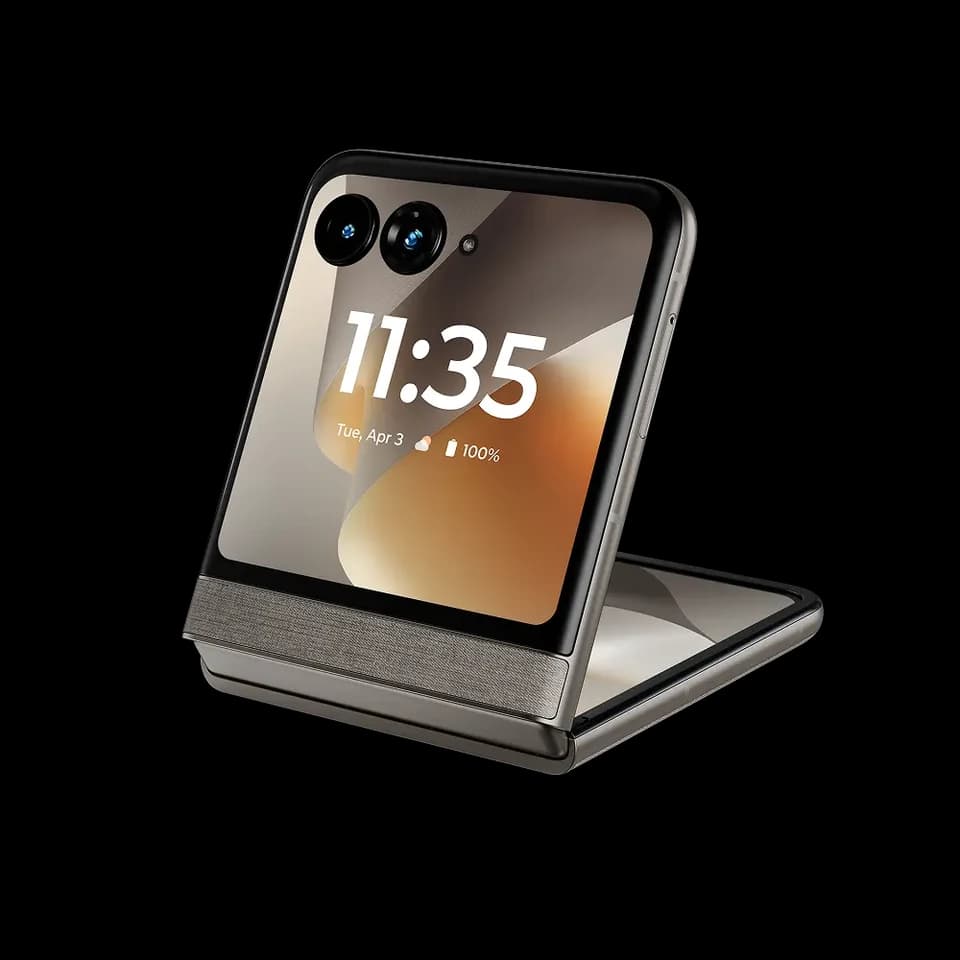 Motorola razr 70 PANTONE Hematite chiuso, fotografia ufficiale con schermo esterno